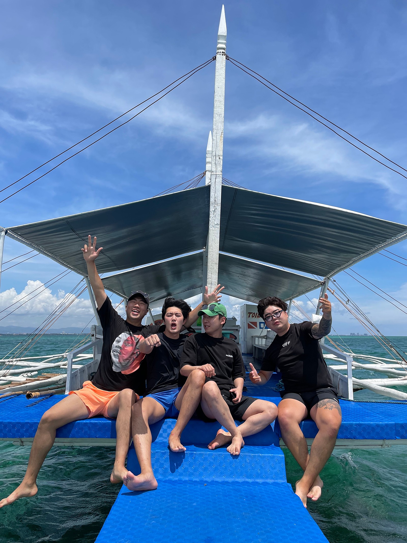 [세부] 친구들과 첫 해외여행 세부 채플린 가이드 형님과 좋은 추억. 조만간 채플린형님 뵈러 다시 갈듯. 100점만점에100점