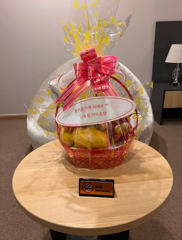 [나트랑] 나트랑 여행의 첫날 웰컴 과일 바구니 (망고 자르실 때 손 조심하세요~~^^;)